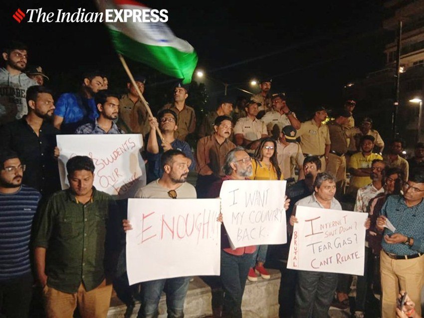 मुंबई के कार्टर रोड पर हुए प्रोटेस्ट में अनुराग कश्यप के साथ ही फिल्म निर्देशक अनुभव सिन्हा भी नजर आए।