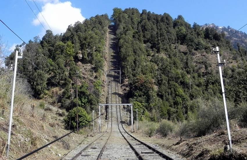 जोगिंदरनगर के ट्रामवे में लोहे की एक रस्सी के दोनों सिरों पर दो ट्रालियां जुड़ी होती हैं। जब ऊपर बिजली की मोटर चलाई जाती है तो एक ट्रॉली रेल की पटरी जैसी पटरी पर ऊपर जाती है और वैसी ही एक दूसरी ट्रॉली ऊपर से नीचे आती है। जोगिंदरनगर के ट्रामवे में लोहे की एक रस्सी के दोनों सिरों पर दो ट्रालियां जुड़ी होती हैं। जब ऊपर बिजली की मोटर चलाई जाती है तो एक ट्रॉली रेल की पटरी जैसी पटरी पर ऊपर जाती है और वैसी ही एक दूसरी ट्रॉली ऊपर से नीचे आती है।