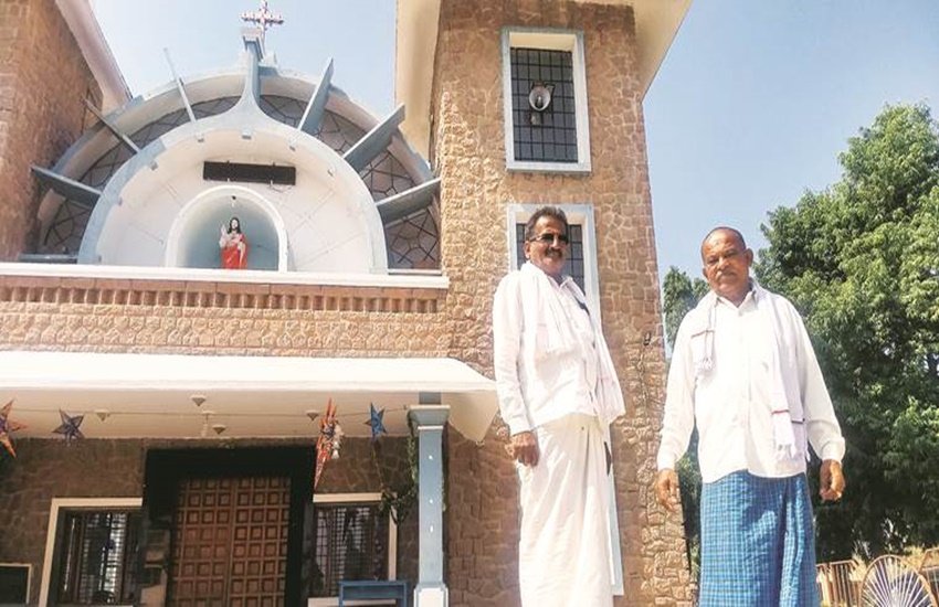 चिक्कास्वामी और देवराज जैसे कुछ हिंदू मूर्ति का समर्थन कर रहे हैं। फोटो क्रेडिट - (Indian Express, Amrita Dutta)