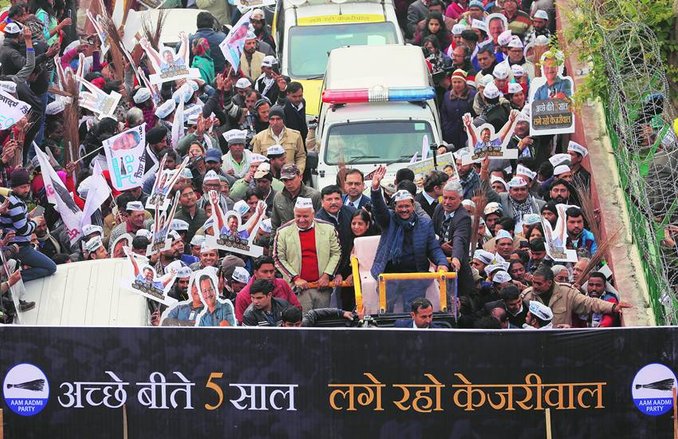 Delhi Assembly Election 2020: रोड शो में फंसे केजरीवाल नहीं कर पाए नामांकन, बोले- “समर्थकों को छोड़कर नहीं जा सकते थे”