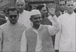 Lal Bahadur Shastri Quotes, Thoughts with Images, Photos: आज़ादी की रक्षा केवल सैनिकों का काम नही है… लाल बहादुर शास्त्री के ये कोट्स जरूर करें शेयर