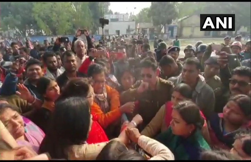कुमारगंज में धरना देते सांसद और बीजेपी कार्यकर्ता (फोटो एएनआई) कुमारगंज में धरना देते सांसद और बीजेपी कार्यकर्ता (फोटो एएनआई)