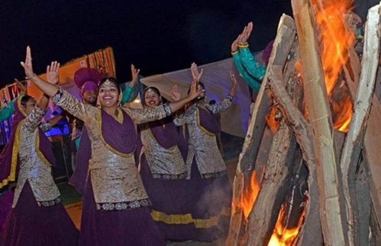 Lohri 2020: क्यों और कैसे मनाया जाता है लोहड़ी पर्व, जानिए इसकी पूजा विधि और महत्व