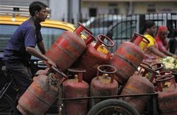 नए साल पर तिहरा झटका, LPG सिलिंडर भी 19 रुपये हुआ महंगा! पांच महीने में 140 रुपये का इजाफा