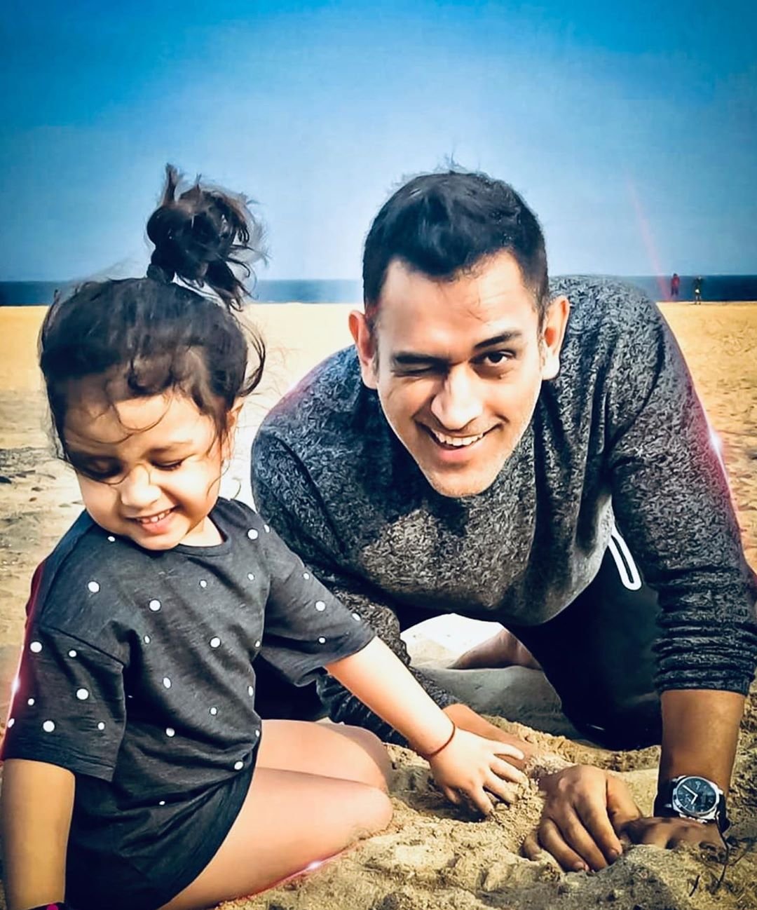 फिलहाल वह जीवा संग खूब मस्ती कर रहे हैं।
