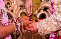 शादी के बाद मंदिर में आशीर्वाद लेने पहुंचे दुल्हा-दुल्हन, दलित होने की वजह से गांववालों ने मंदिर में जड़ा ताला