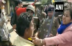 CAA का समर्थन कर रहे BJP कार्यकर्ता को लेडी ऑफिसर ने जड़ दिया थप्पड़, प्रदर्शनकारी ने खींच दी चोटी, Video Viral