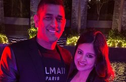 VIDEO: साक्षी ने पति महेंद्र सिंह धोनी संग दी फैंस को New Year की बधाई, कहा- 2020 में रहेगा माही का जलवा