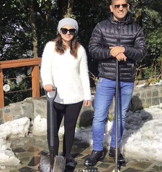 Ms dhoni, sakshi singh dhoni photos, ms dhoni vacation photos, ms dhoni mussoorie vacation, ms dhoni snowman, ziva dhoni photos, ms dhoni guitar, ms dhoni dogs photos, ms dhoni snow video