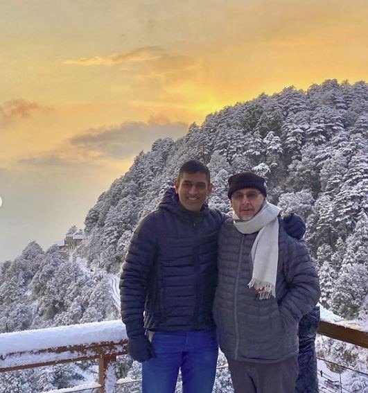 Ms dhoni, sakshi singh dhoni photos, ms dhoni vacation photos, ms dhoni mussoorie vacation, ms dhoni snowman, ziva dhoni photos, ms dhoni guitar, ms dhoni dogs photos, ms dhoni snow video