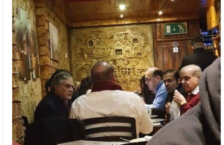 नवाज शरीफ अपने परिवार के सदस्यों के साथ नजर आए हैं। फोटो सोर्स - ट्विटर, @fawadchaudhry
नवाज शरीफ अपने परिवार के सदस्यों के साथ नजर आए हैं। फोटो सोर्स - ट्विटर, @fawadchaudhry