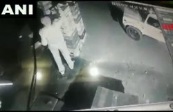 पुलिसवाला चुरा रहा था दूध का पैकेट, Viral हो गया CCTV वीडियो