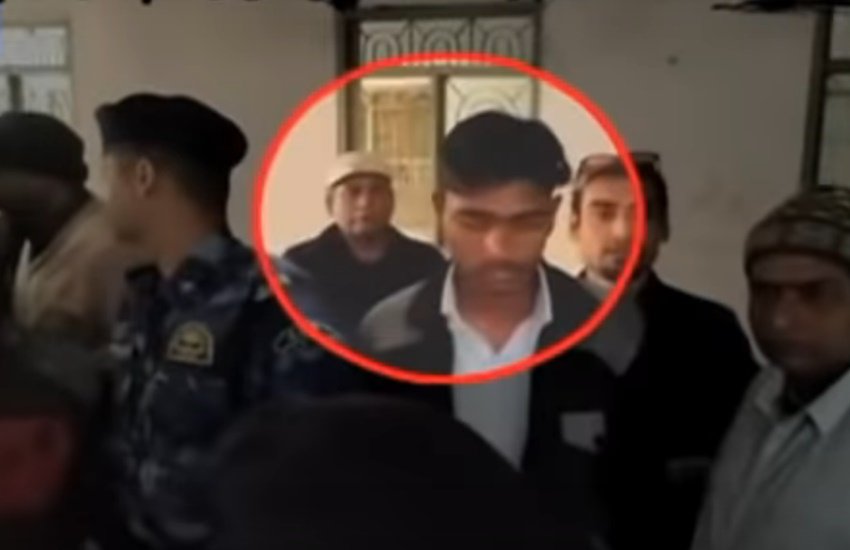 किसी तरह पुलिस ने युवक को भीड़ के चंगुल से निकाला। फोटो सोर्स - वीडियो स्क्रीनशॉट