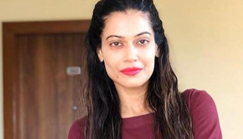 वहीं एक्ट्रेस पायल रोहतगी ने दीपिका के इस कदम को गलत बताते हुए ट्वीट किया है- टराम राम जी, दीपिका पादुकोण के पिता ने देश के लिए मेडल जीता और वह देश तोड़ने वाली फोर्स के सपोर्ट में हैं। आखिरकार उन्होंने साबित कर दिया कि वह आलिया भट्ट की BFF हैं।'