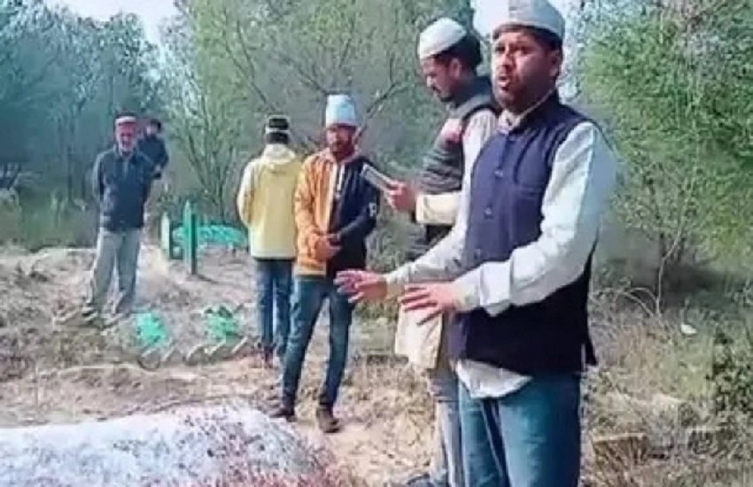 अपने पूर्वजों के कब्र रोते हुए कांग्रेस कार्यकर्ता, फोटो सोर्स- सोशल मीडिया अपने पूर्वजों के कब्र रोते हुए कांग्रेस कार्यकर्ता, फोटो सोर्स- सोशल मीडिया
