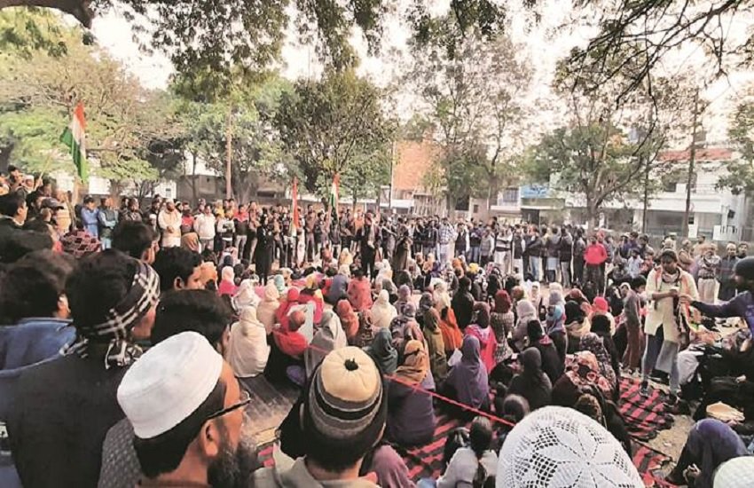 मंसूर अली पार्क में प्रदर्शन करते प्रदर्शनकारी, फोटो सोर्स- इंडियन एक्सप्रेस