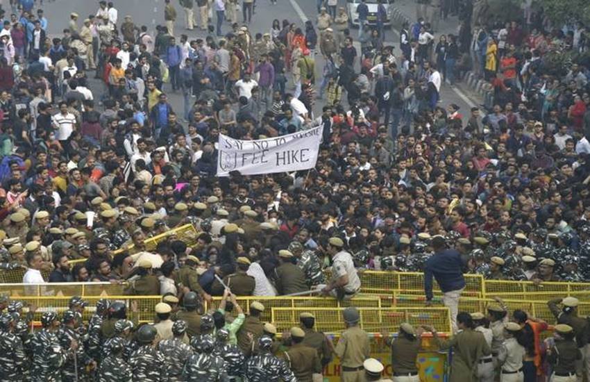 अगर शिक्षा से एक सभ्य नागरिक समाज, एक शालीन और जिम्मेदार समाज का निर्माण होता है, तो प्रश्न है कि क्या ऐसा समाज हमारी शिक्षा ने रचा है? शिक्षा से राजनीति की जाती है, राजनीतिक और कभी-कभी हिंसक विवाद रचे जाते हैं, न कि संविधान की मर्यादा और लोकतंत्र में उदार विचार और संस्कार का समाज। 