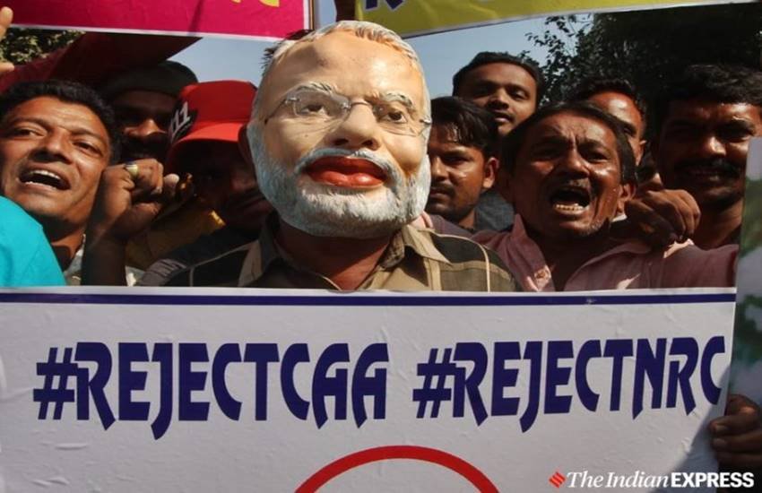 एक तरफ हैं प्रधानमंत्री मोदी और उनके सिपाही, जिन्होंने कई बार साबित करने की कोशिश की है, जबसे नागरिकता कानून का विरोध शुरू हुआ है, कि असली राष्ट्रवादी वही हैं और दूसरी तरफ हैं ‘देश के गद्दार’। उधर हैं प्रदर्शनकारी, जिन्होंने तिरंगा उठा कर, संविधान को दूसरे हाथ में रख कर साबित करना चाहा कि राष्ट्रवादी वे भी हैं। 