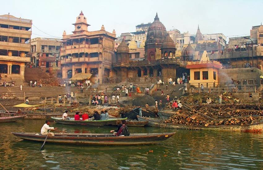 वैसे तो पूर्वांचल के माने जाने वाले नेता अलग-अलग भूमिका में अपने बूते दिल्ली की राजनीति में रहे लेकिन 1997 में निगम पार्षद और 1998 में विधायक बने महाबल मिश्र का लाभ कांग्रेस को मिला। वे 2009 में पश्चिमी दिल्ली से सांसद बने, लेकिन कांग्रेस के कमजोर होने का लाभ 2012 में बनी ‘आप’ ने उठाया। 2013 के विधानसभा चुनाव में उसे पूर्वांचल का साथ मिला और 2015 में तो पूर्वांचल के लोगों ने एकतरफा ‘आप’ को वोट किया।