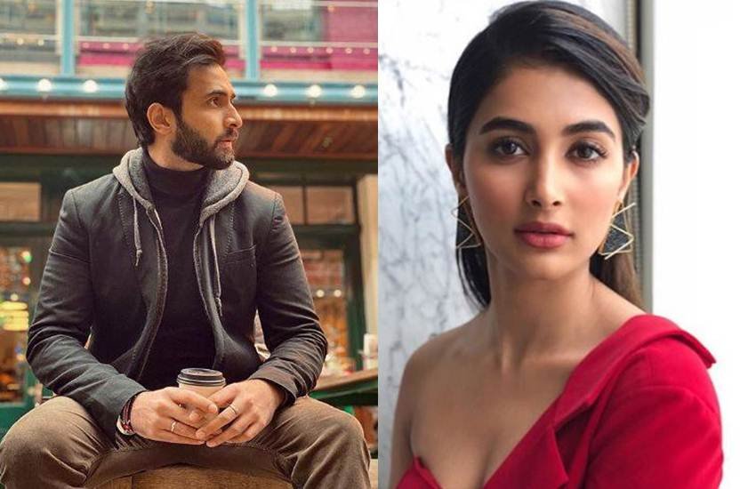साउथ फिल्मों से लेकर बॉलीवुड तक अपना नाम कमाने वाली एक्ट्रेस पूजा हेगड़े के नजदीकी सूत्र से पता चला है, कि वो एक्टर रोहन मेहरा को डेट कर रही हैं। ये वही रोहन मेहरा हैं जिन्होंने सैफ अली खान, राधिका आप्टे और चित्रांगदा सिंह स्टारर फिल्म 'बाजार' से बॉलीवुड में अपना डेब्यू किया था। हालांकि इस फिल्म की बड़ी स्टारकास्ट भी इसे बॉक्स ऑफिस पर सफलता नहीं दिला पाई थी। लेकिन इसमें रोहन की परफॉर्मेंस को काफी सराहना मिली थी। पूजा हेगड़े सोशल मीडिया पर काफी एक्टिव रहती हैं और आये दिन अपने अपने फोटोज अपडेट करती रहती हैं। पूजा हेगड़े इन दिनों साउथ सुपरस्टार अल्लू अर्जुन की फिल्म Ala Vaikunthapurramuloo में नजर आ रही हैं। इस फिल्म में पूजा लीड एक्ट्रेस की भूमिका निभा रही हैं। बता दें पूजा हेगड़े बॉलीवुड में आखिरी बार पिछले साल आई अक्षय कुमार की फिल्म हाउसफुल फ्रेन्चाइज के 4 पार्ट में नजर आई थीं।