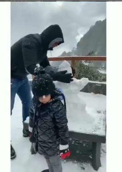 बेटी के लिए स्नोमैन बनाते धोनी।