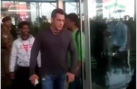 Salman khan, NSUI wants Salman Khan banned from Goa, Bigg Boss13 Host Salman khan, salman khan misbehave video viral, Bollywood Star Salman Khan Misbehave, NSUI wants Salman Khan banne, Salman Khasn in Goa, salman khan goa video viral, salman khann video viral, Superstar Salman misbehaved Bad With Fan, entertainment news, salman khan irritated by Fan