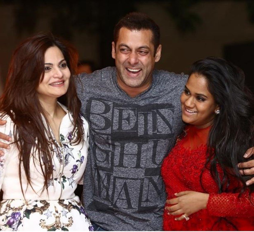 सलमान अपनी फैमिली को लेकर काफी प्रोटेक्टिव हैं और अक्सर अपनी बहनों के साथ खड़े नजर आते हैं। सलमान की दो बहनें अलबीरा खान और अर्पिता खान