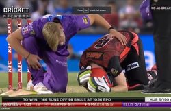 Video: बिग बैश लीग में हुआ हादसा, रन लेने के चक्कर में गेंदबाज पर कूदा बल्लेबाज, अस्पताल में भर्ती कराना पड़ा