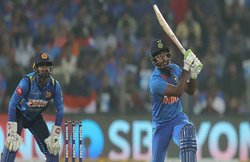 VIDEO: 5 साल बाद संजू सैमसन की वापसी, पहले ही गेंद पर जड़ा छक्का, ड्रेसिंग रूम में झूम उठे कोहली