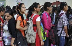 Sarkari Naukri: स्वास्थ्य, शिक्षा, डाक, पुलिस समेत इन सरकारी विभागों में निकली हैं नौकरी, जल्द करें आवेदन