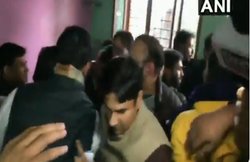 मेरठ में प्रियंका गांधी के सामने ही भिड़े पार्टी कार्यकर्ता, CAA हिंसा में घायलों से मिलने गई थीं कांग्रेस नेता; देखें Video