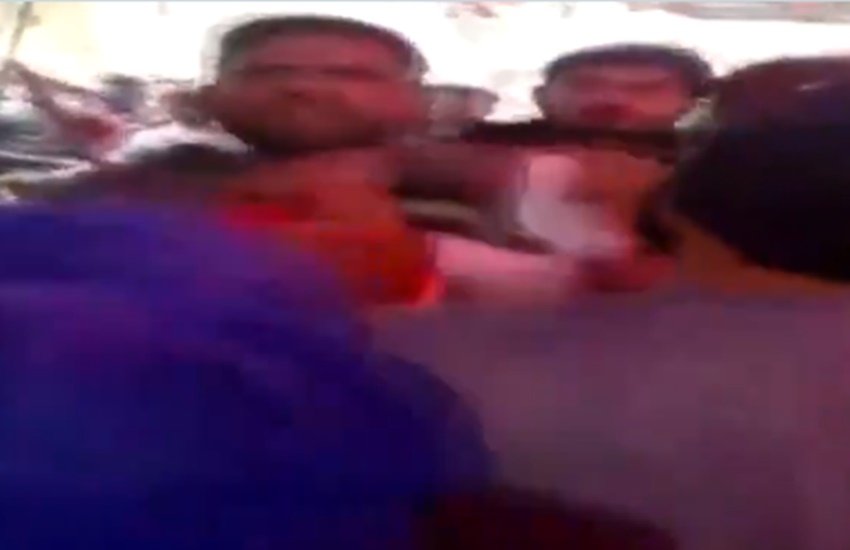 पिस्टल लहराता शख्स (फोटो स्क्रीन शाट)