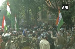 CAA Protest: शाहीन बाग धरने के खिलाफ फूटा गुस्सा! कांलिदी कुंज मार्ग चालू करवाने के लिए सड़कों पर लोग, पुलिस से हुई झड़प