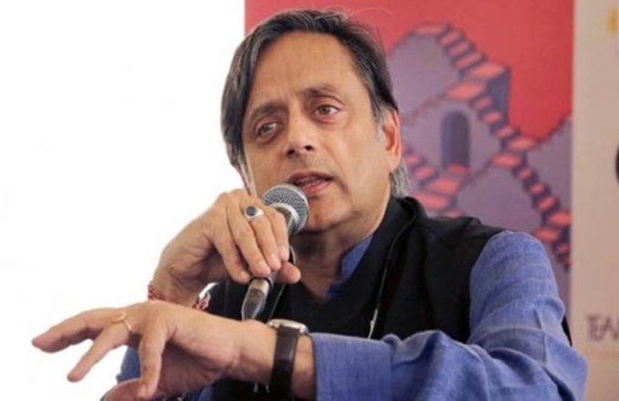 वीडियोः CAA के खिलाफ महिलाओं की तिरंगा यात्रा में पुलिस ने भांजी लाठियां, शशि थरूर बोले- शांतिपूर्ण प्रदर्शन पर कैसे मार सकते हैं?