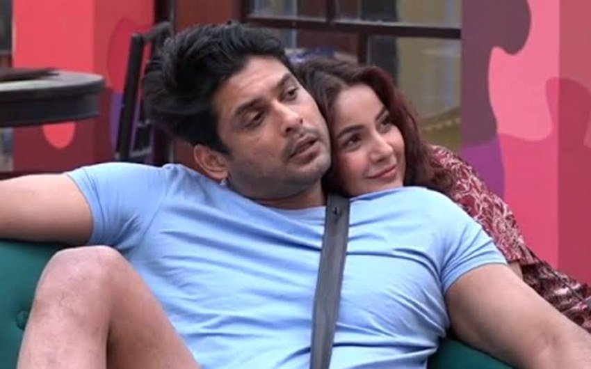 कलर्स टीवी के रियालिटी शो Bigg Boss 13 अपने आखिरी पड़ाव पर पहुंचे वाला है। शो जीतने के लिए हर कंटेस्टेंट अपनी स्ट्रैटजी के हिसाब से काम कर रहा है। शो में सिद्धार्थ शुक्ला और शहनाज गिल का अफेयर भी फैंस को काफी पसंद आ रहा है। नेशनल टीवी पर शहनाज सिद्धार्थ से अपने प्यार का इजहार करने से भी नहीं झिझक रहीं। हाल के एपिसोड में तो शहनाज ने सिद्धार्थ से लिप किस तक की डिमांड कर डाली। हालंकि सिद्धार्थ ने बड़ी चालाकी से शहनाज की बात को टाल दिया। (All Photos: Colors TV)