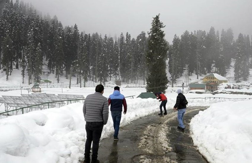 पहाड़ों पर फिर से बर्फबारी शुरू हो गई है। फोटो सोर्स - ANI