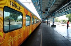 शताब्दी में बासी ब्रेड के बाद अब Tejas Express में खराब पुलाव सर्व, IRCTC ने केटरिंग फर्म पर लगाया 1 लाख जुर्माना