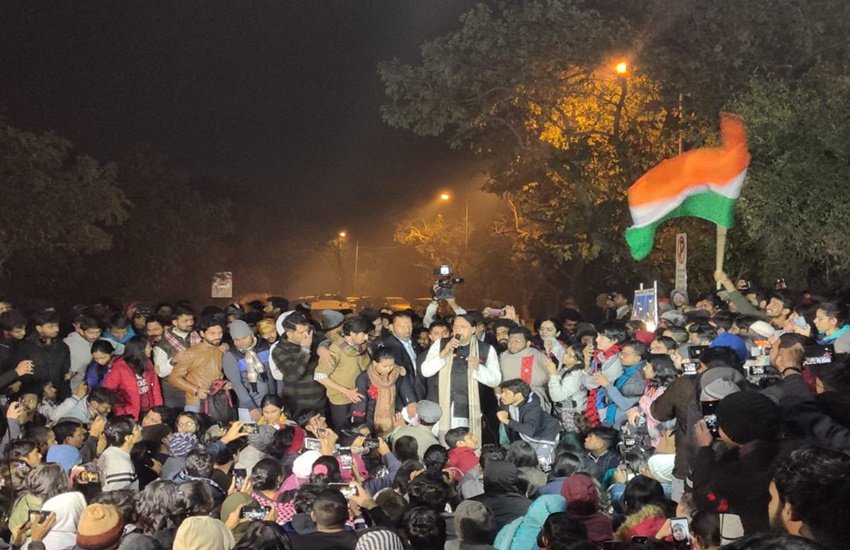 प्रदर्शनकारी छात्रों को संबोधित करते कांग्रेस नेता शशि थरूर (फोटो सोर्स- इंडियन एक्सप्रेस)