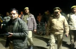 सपा MLA के बेटे की कार में लगी रगड़ तो ट्रैक्टर ड्राइवर पर झोंका फायर? घर में बांधकर पीटा; पुलिस व नाराज ग्रामीणों में हुई तीखी बहस