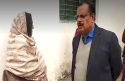 VIDEO: स्कूल में DM ने शिक्षामित्र से पूछा 17 का पहाड़ा, फिर क्या हुआ देखिए