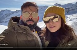 VIDEO: विराट कोहली फैंस को दे रहे थे New Year की बधाई; तभी अनुष्का शर्मा हो गईं रोमांटिक