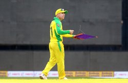 VIDEO: मैच के दौरान मैदान पर आई पतंग, डेविड वॉर्नर ने किया कुछ ऐसा कि होने लगी तारीफ