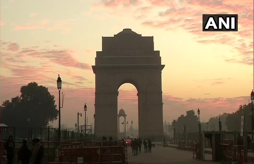 दिल्ली में सुबह के वक्त मौसम साफ रहा। फोटो सोर्स - ANI