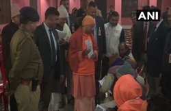 मुस्लिम परिवार से मिले CM योगी आदित्यनाथ, लोगों को समझाया CAA; देखें VIDEO