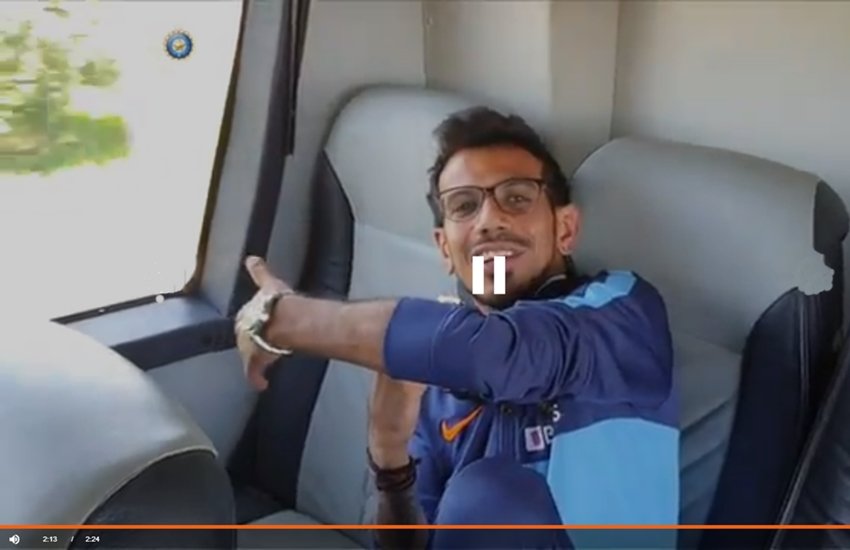 बस में इंटरव्यू लेने के दौरान युजवेंद्र चहल। (सोर्स- बीसीसीआई ट्विटर स्क्रीनशॉट)