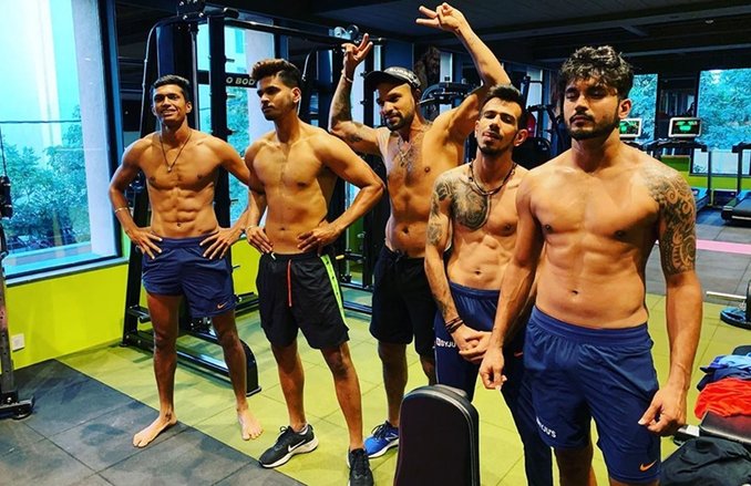 रोहित शर्मा ने चहल को किया ट्रोल, न्यूजीलैंड रवाना होने से पहले पोस्ट की WWE रेसलर संग युजवेंद्र की शर्टलेस तस्वीर