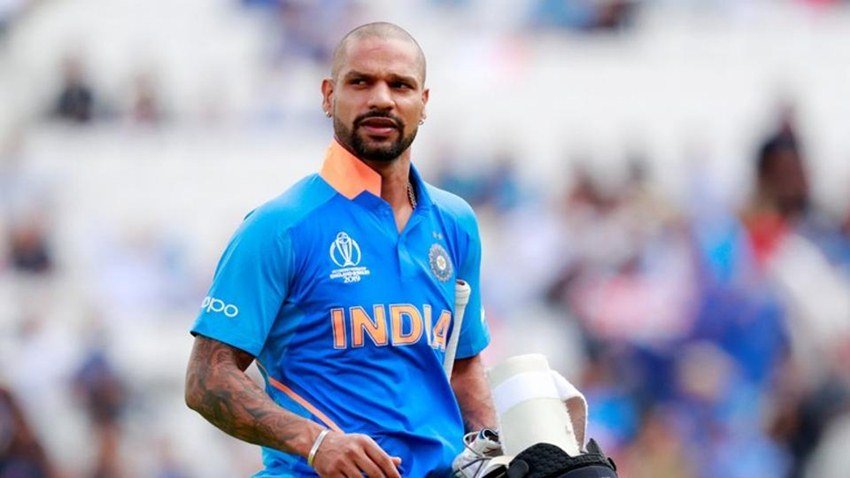 टीम इंडिया के गबेबर शिखर धवन A केटेगरी में हैं। धवन के साथ इस कैटेगरी में रविंद्र जडेजा, भुवनेश्वर कुमार, मोहम्मद शमी, चेतेश्वर पुजारा, केएल राहुल, अंजिक्य रहाणे, ईशांत शर्मा, कुलदीप यादव और ऋषभ पंत हैं। इन सबको सालाना 5 करोड़ रुपए मिलेंगे।
