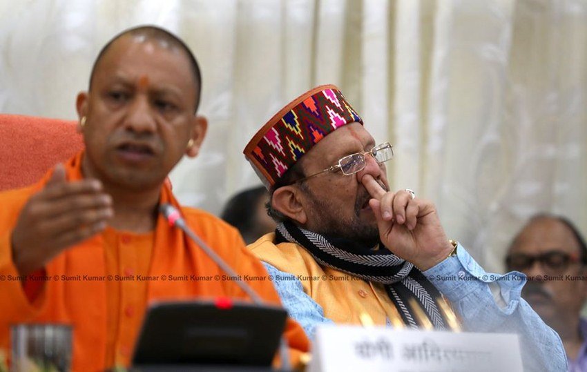 सबसे ज्यादा ये नाक साफ करने वाली तस्वीर ही सोशल मीडिया में वायरल हो रही हैं।