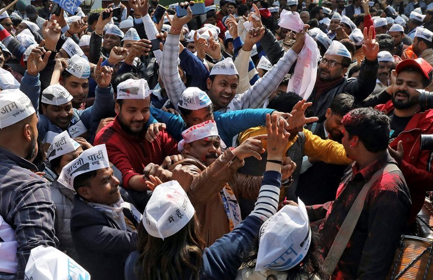 आप की जीत के बाद जश्न मनाते समर्थक। (Photo: REUTERS)