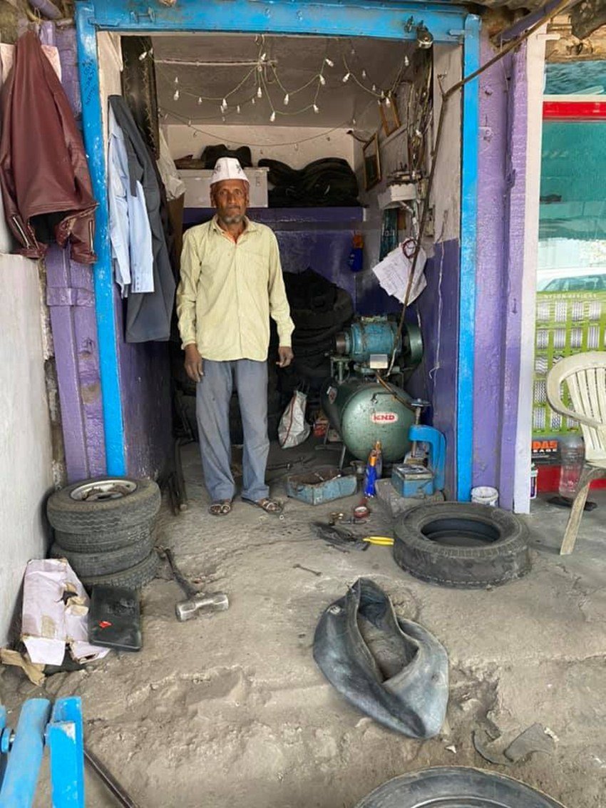 प्रवीण कुमार के पिता भोपाल के जिंसी चौराहा बोगदापुल के पास ज्योति टायर वर्क्स के नाम से टायर सुधारने और पंचर बनाने की दुकान चलाते हैं।